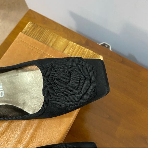 Salvatore Ferragamo Boutique Black Satin Leather Flower Pumps Heels Sz 9.5 B Y2K - Picture 9 of 13